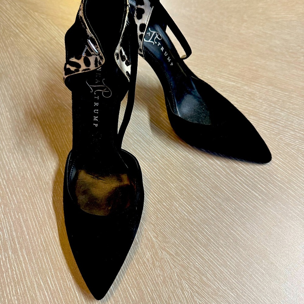 Classic black suede heels with leopard details.